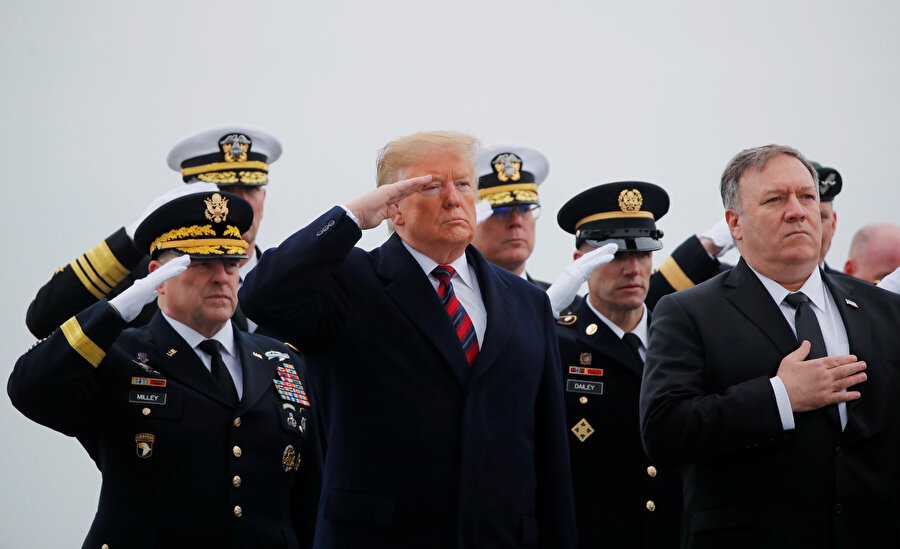 ABD Başkanı Donald Trump ve ABD Dışişleri Bakanı Mike Pompeo bir askeri törende görünüyor.