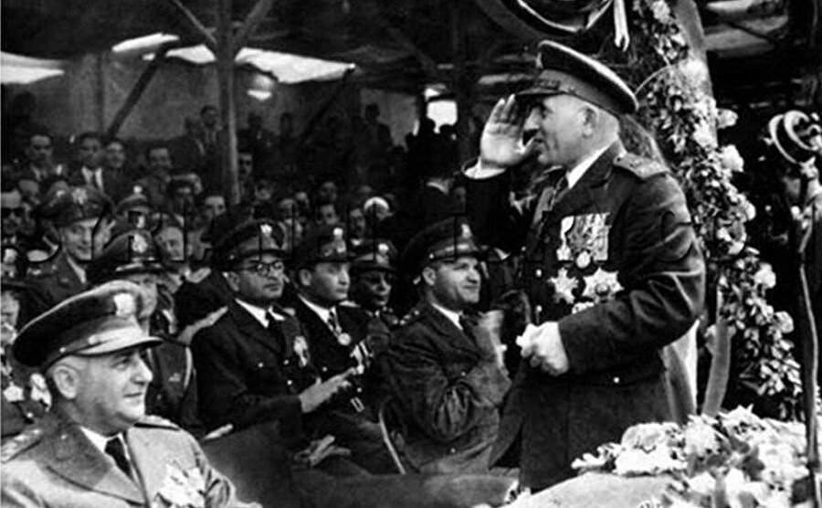 General Edip Çiçekli (ayakta duran), 1953'de ordu mensupları ile birlikte.