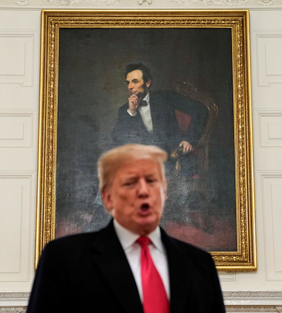 Abraham Lincoln tablosunun önünde ABD Başkanı Trump görünüyor.