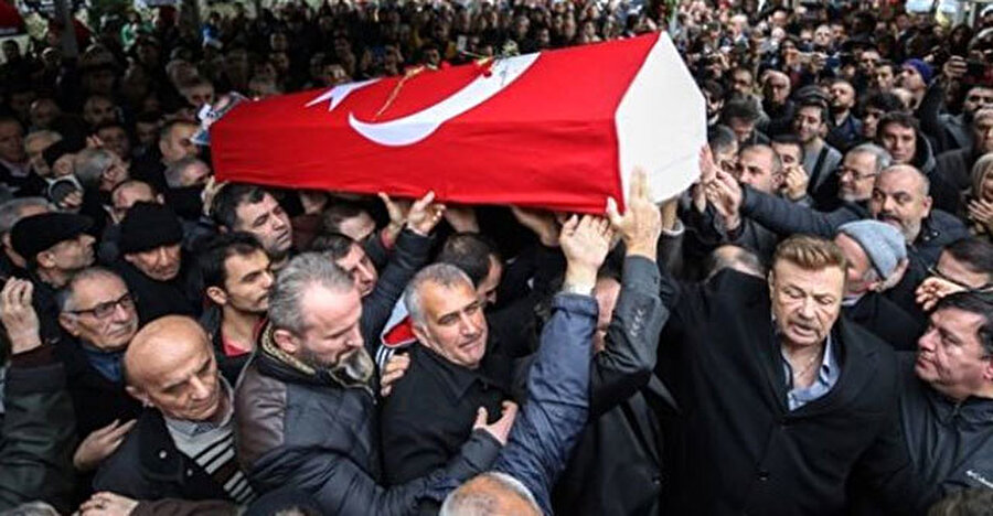 Nuri Alço, geçtiğimiz günlerde vefat eden ünlü sanatçı Ayşen Gruda'nın cenazesinde cebinden 5 bin liranın çalındığını söyledi.