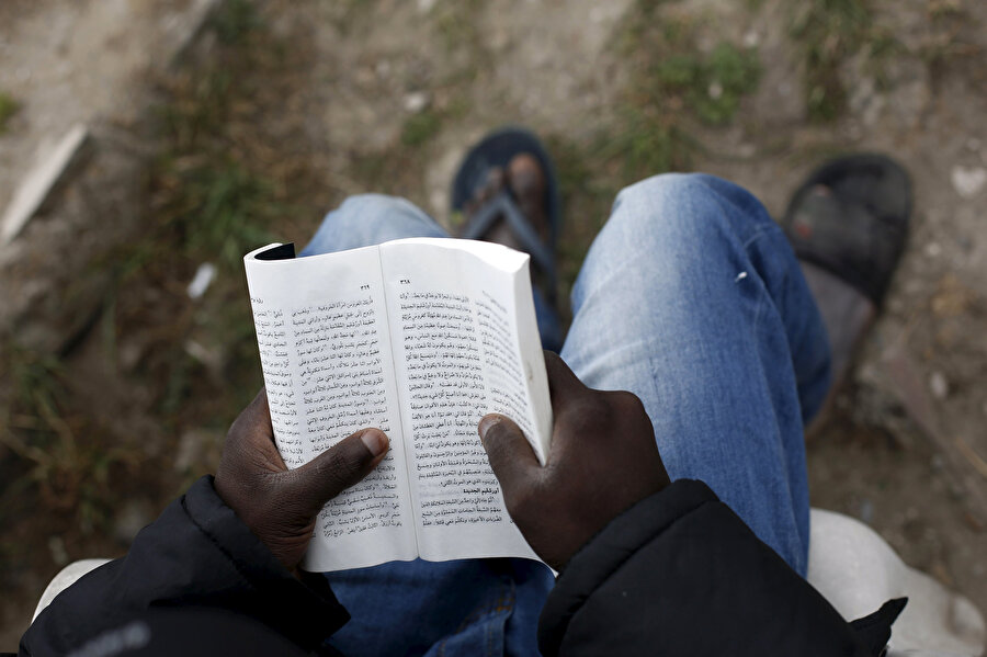 Kitap okuyan bir Sudanlı.