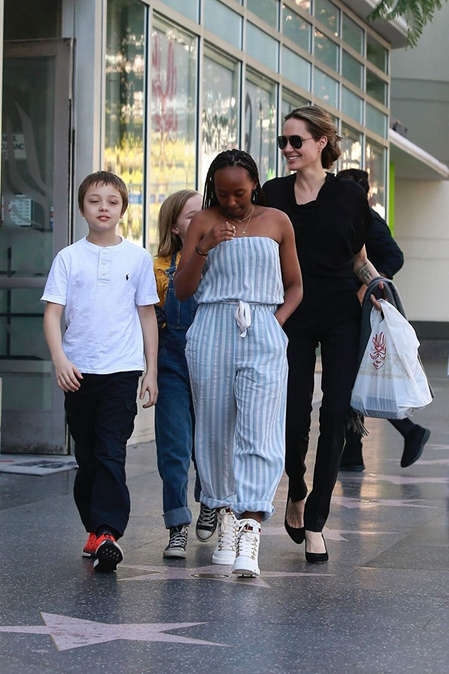 Angelina Jolie, çocuklarıyla yemek çıkışı görüntülendi. 
