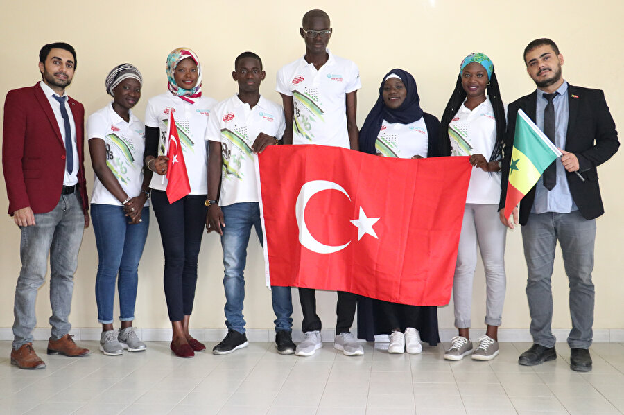 Yunus Emre Enstitüsü'nün (YEE) düzenlediği 2018 Türkçe Yaz Okulu'na katılan Senegalli gençler, Türkiye'ye gitmenin ve Türkçe konuşmanın mutluluğunu yaşadı.