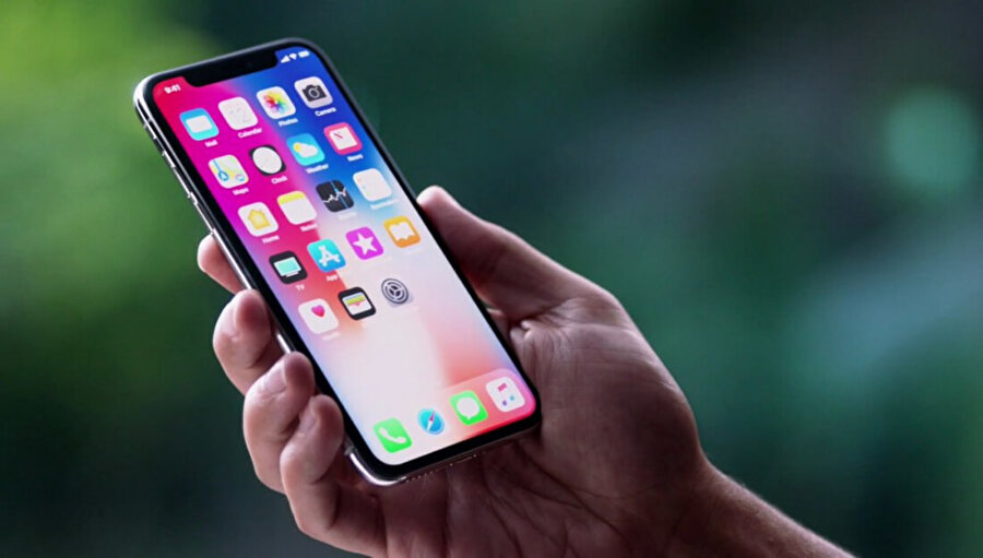Apple, 2017'de duyurduğu iPhone X ile iPhone'larda ilk kez OLED ekran kullandı. Geçen yıl iPhone Xs ve iPhone Xs Max ile bunun devam ettiren şirketin 2020 itibariyle tüm iPhone'larda LCD ekran yerine OLED ekrana geçeceği konuşuluyor. 