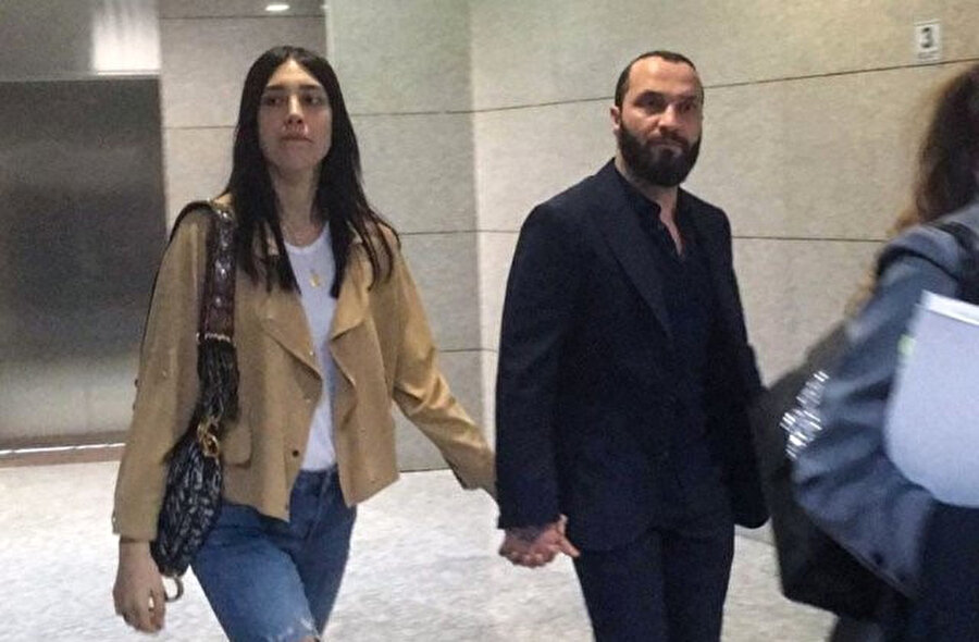 Berkay Şahin ve eşi mahkeme çıkışı. 