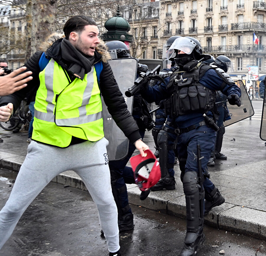 Sarı yeleklilerin eylemleri, 11'inci haftasında başkent Paris'teki Bastille Meydan'ında devam etmişti.