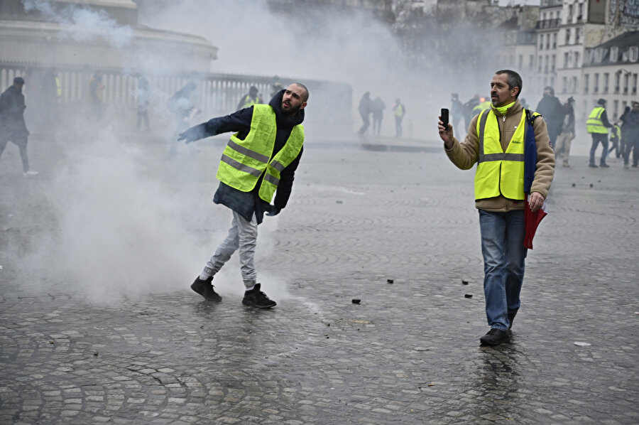 Paris'te iki eylemci.