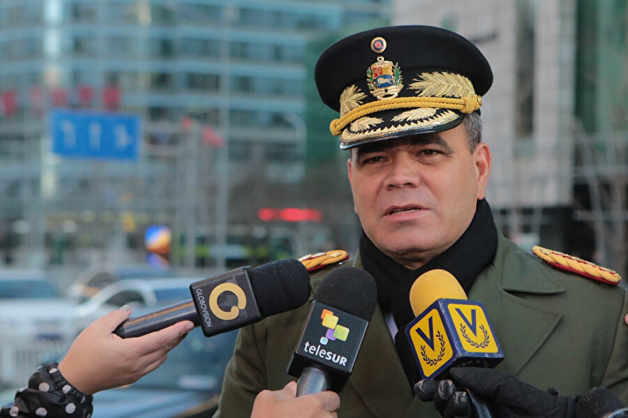 Venezuela Savunma Bakanı Vladimir Padrino Lopez, Venezuela ordusunun Devlet Başkanı Maduro’nun yanında olduğunu vurgulamıştı.