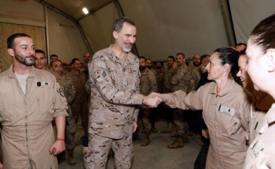 İspanya Kralı VI. Felipe, Irak'ta İspanyol askerleri ziyaret etti.