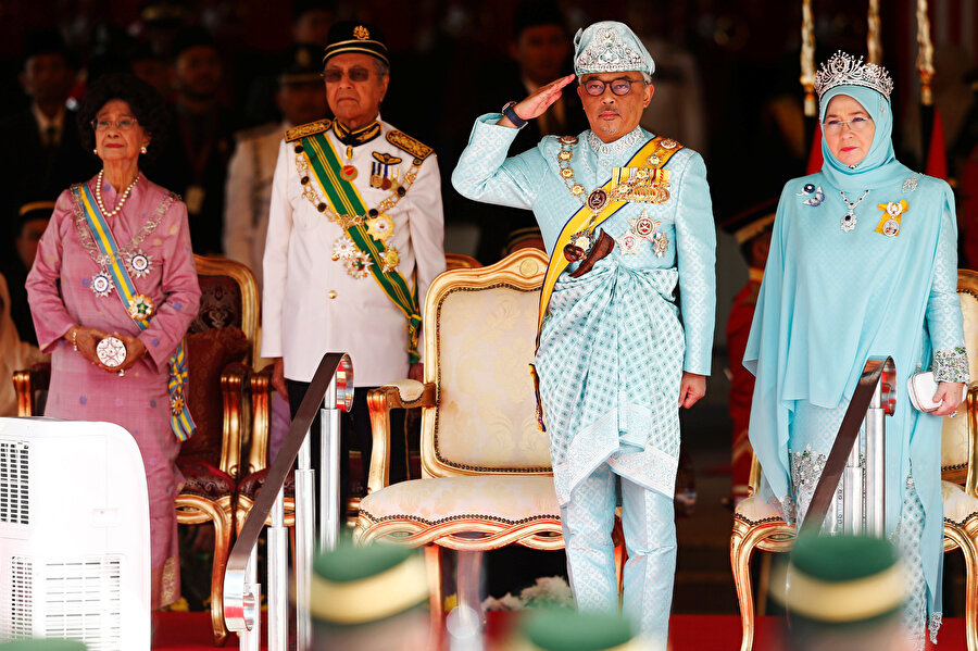 Sultan Abdullah, Malezya kralı seçilmesinden önce 15 Ocak'ta Pahang eyaleti kralı olarak tahta çıkmıştı.
