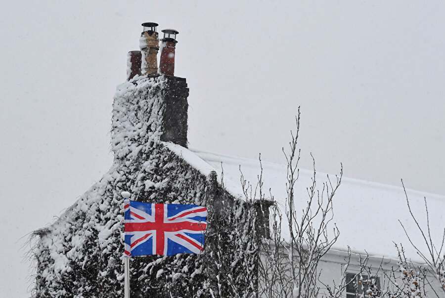 Bir evin önünde Birleşik Krallık bayrağı görünüyor.