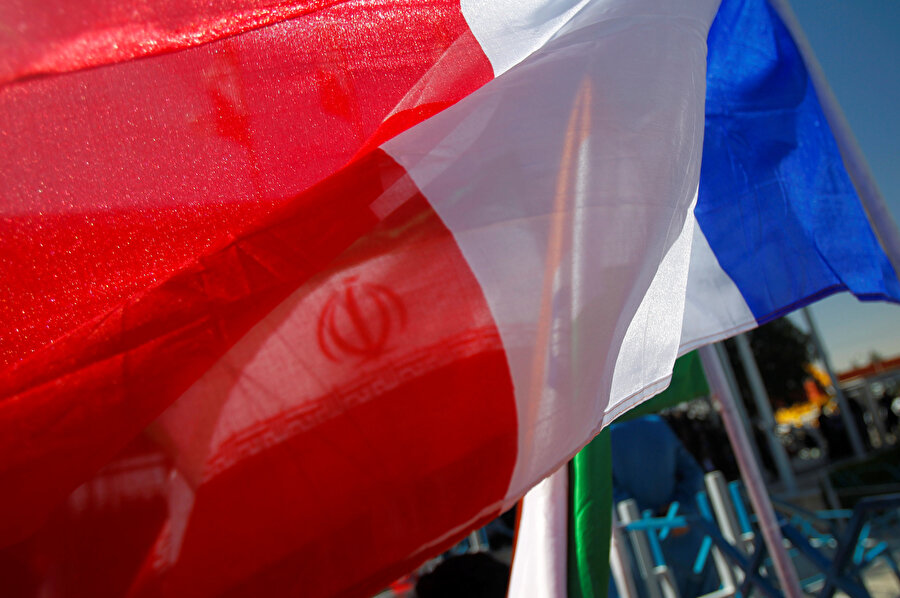 Fransa ve İran bayrakları.