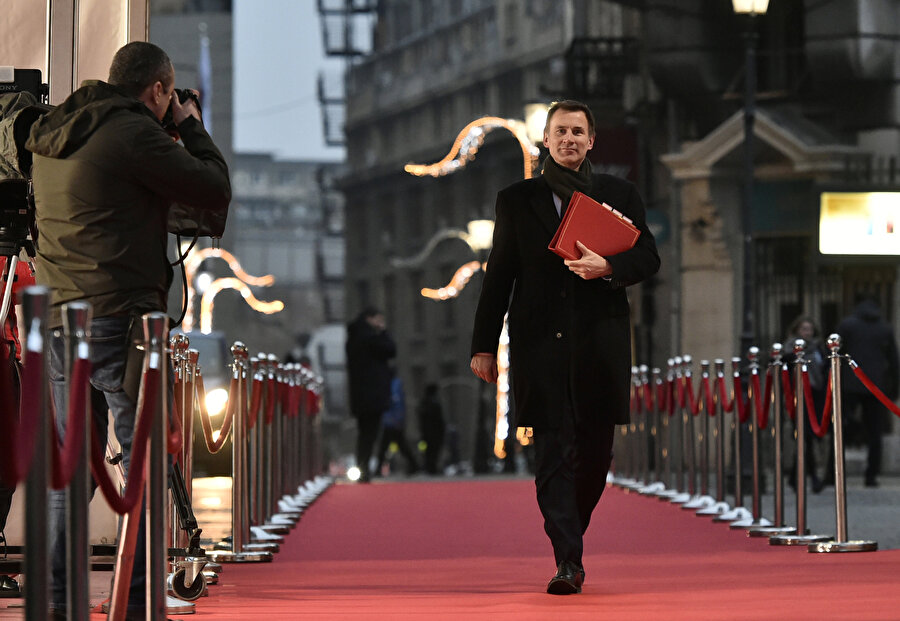 İngiltere Dışişleri Bakanı Jeremy Hunt kırmızı halıda yürüyor.