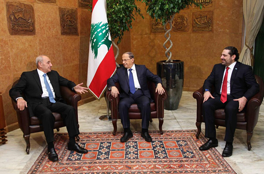 Meclis Başkanı Nebih Berri (en solda), Cumhurbaşkanı Mişel Avn (ortada) ve Başbakan Saad Hariri birlikte.