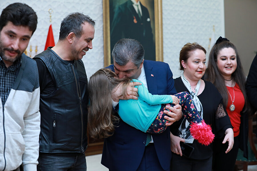 Sağlık Bakanı Fahrettin Koca, misafirleriyle hatıra fotoğrafı çektirdi.