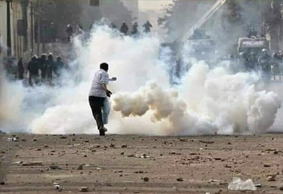 Sudan'ın başkenti Hartum'da bir gösterici.