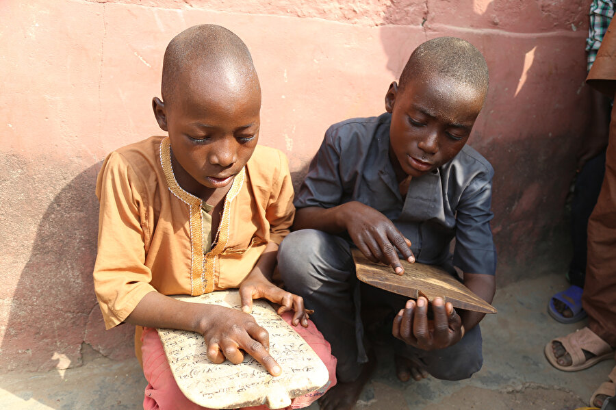Nijerya'da Kuran-ı Kerim eğitimi alan çocuklar.