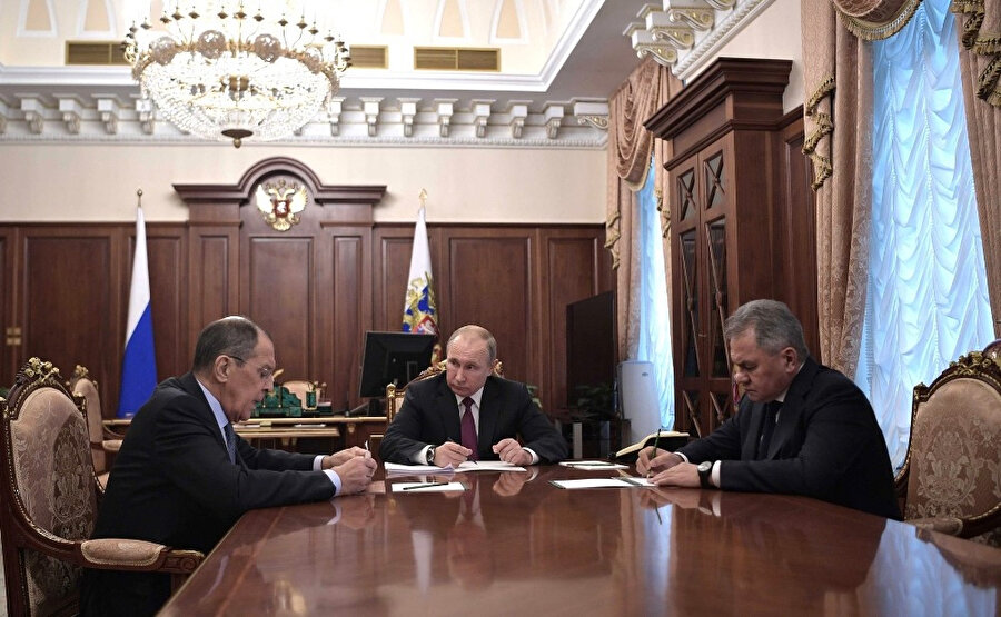 Rusya Federasyonu Devlet Başkanı Vladimir Putin, ABD’nin Orta Menzilli Nükleer Kuvvetler Anlaşması’nı (INF) askıya aldıklarını duyurmasının ardından Rusya’nın da INF Anlaşması’nı askıya aldığını açıkladı.