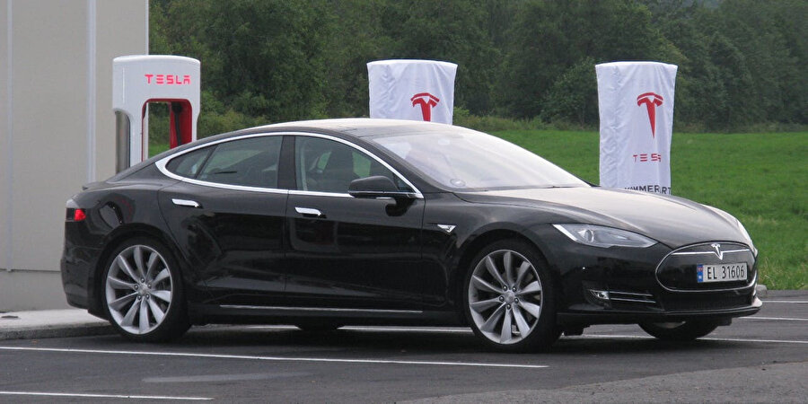 Tesla, dünyanın en başarılı elektrikli otomobil üreticilerinden biri olarak nitelendiriliyor. 