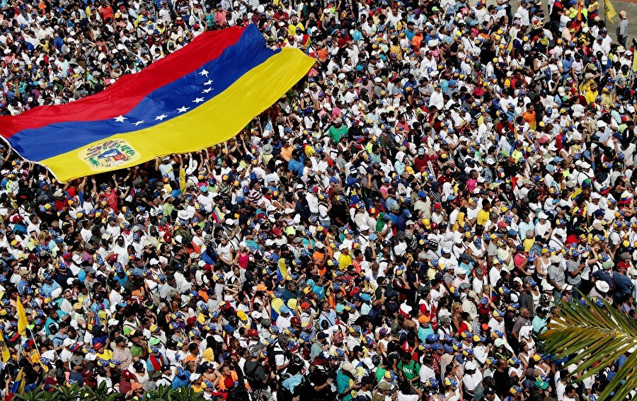 Devlet Başkanı Nicolas Maduro’yu destekleyen binlerce Venezuelalı, iktidardaki Venezuela Birleşik Sosyalist Partisince (PSUV) başkent Caracas'ta düzenlenen mitingde buluştu.