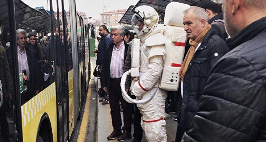 Metrobüs durağında yolcularla beraber otobüs bekleyen astronot, sosyal medyanın dilinden kurtulamadı.
