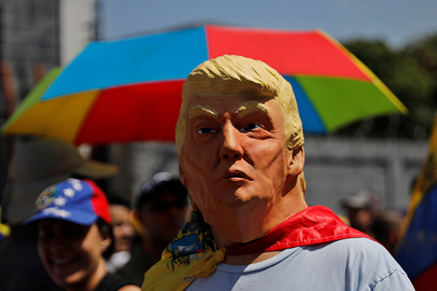 Venezuela'daki protestolar esnasında Trump maskesi takan bir vatandaş.