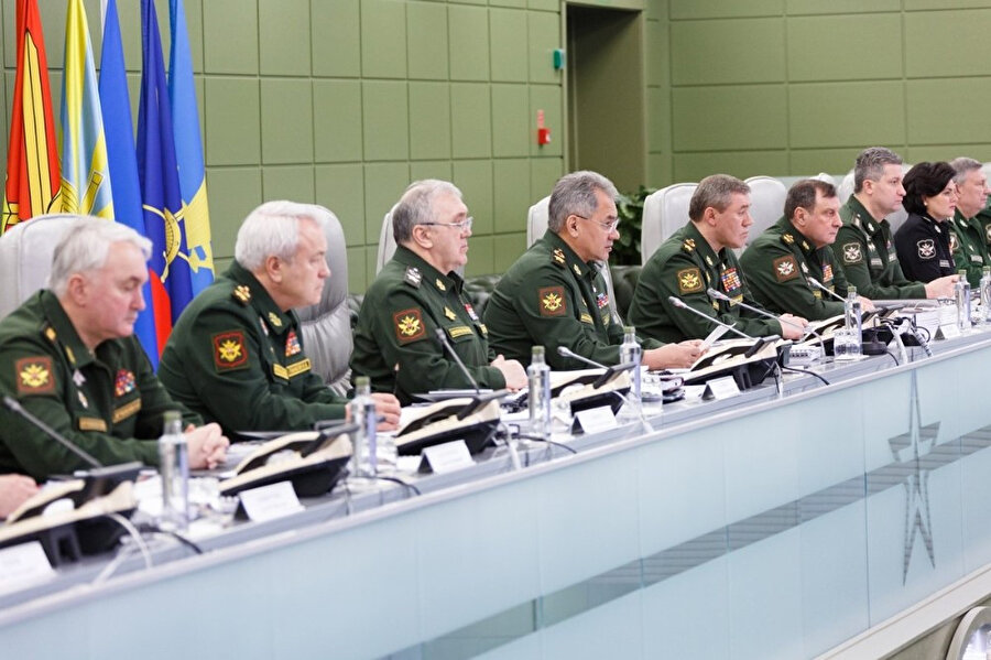 Rusya Savunma Bakanlığı, Kısa ve Orta Menzilli Füze Anlaşması’ndan (INF) çekilmesi sonrası menzili 500 kilometreyi aşan füze yapacaklarını duyurdu.