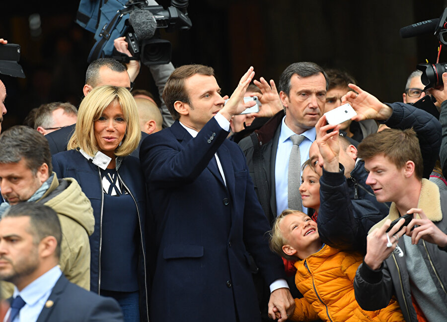 Emmanuel Macron seçim çalışmaları sırasında halkı selamlıyor.