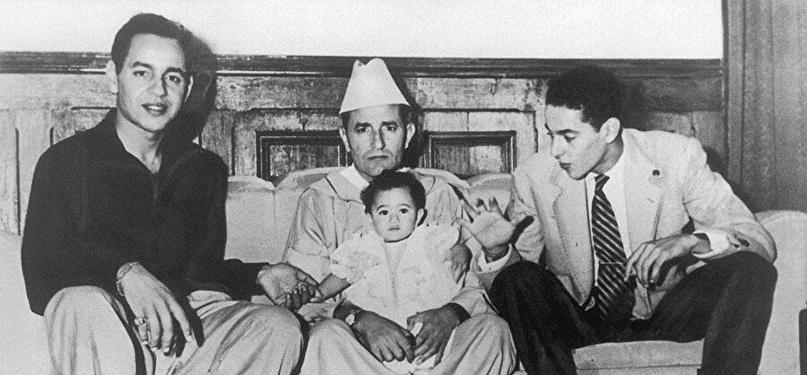 Sultan Muhammed, sürgün yıllarında oğlu Hasan (en solda), küçük oğlu Abdullah ve bebeklik çağındaki kızı Emine ile, 1954.