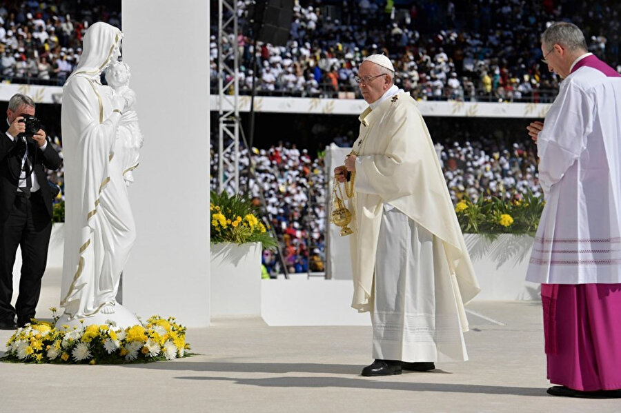Katoliklerin ruhani lideri ve Vatikan Devlet Başkanı Papa Francis, ilk kez Körfez ülkelerinden Birleşik Arap Emirlikleri'nin başkenti Abu Dabi'deki Zayed Sports City Stadı'nda düzenlenen ayini yönetti.