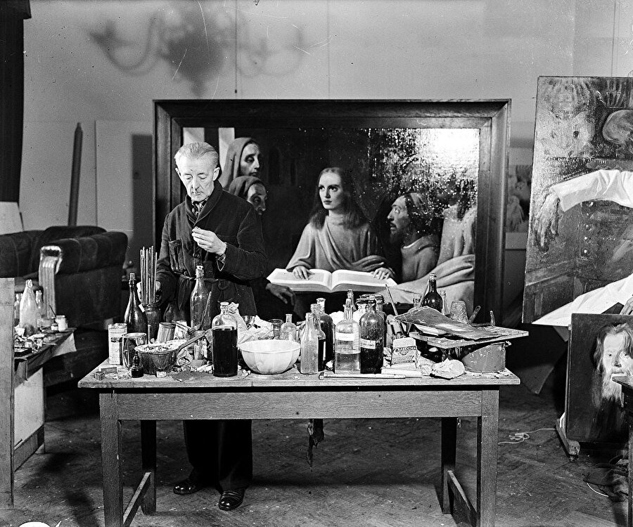 10 Ekim 1889 doğumlu olan Han van Meegeren, 1945 yılında 'Doktorlar Arasında İsa' adlı tabloyu boyuyor. 