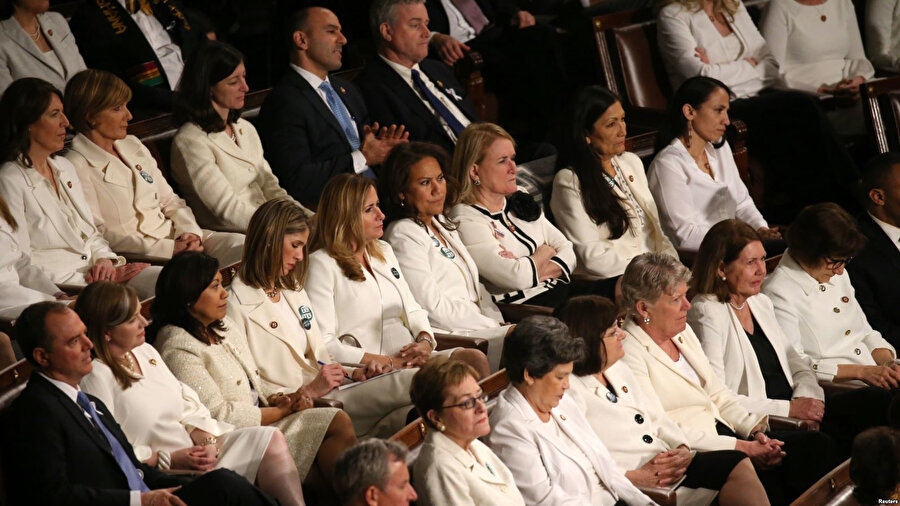  Demokrat kadın politikacılar dünkü konuşma sırasında beyaz kıyafetleri tercih etti.