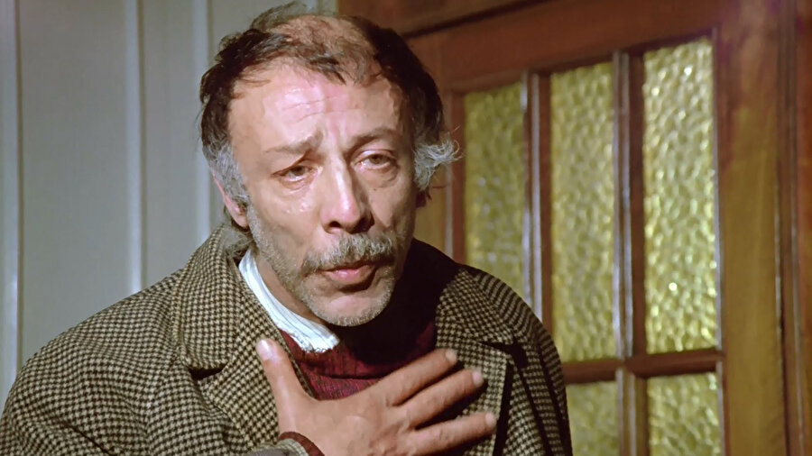 Münir Özkul, 1975 yapımı film olan Bizim Aile'de Yaşar Usta'yı canlandırmıştı. 