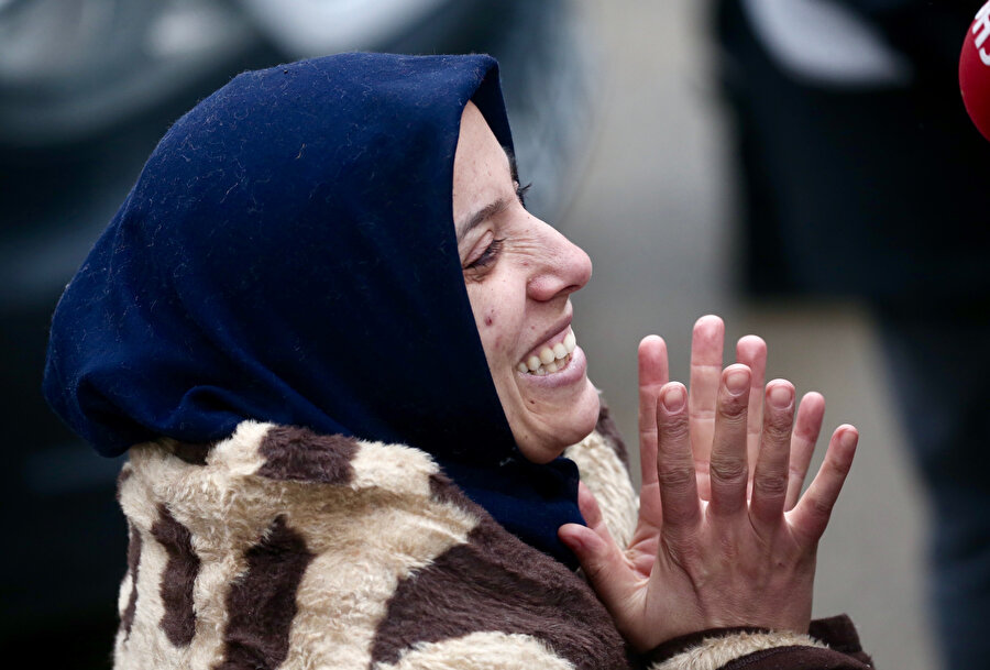 Kartal'da çöken binanın enkazında arama ve kurtarma çalışmaları devam etti. 16 yaşındaki bir gence enkazdan sağ ulaşılmasının ardından yakını sevinç yaşadı.