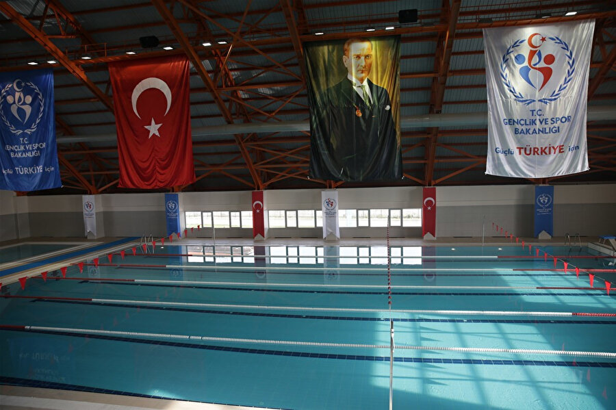 Bafra yarı olimpik kapalı yüzme havuzu.