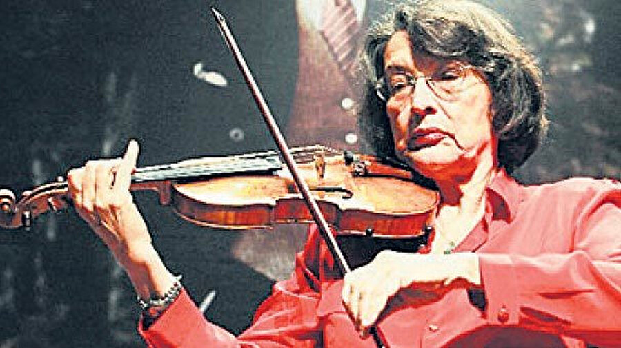 Türk keman virtözü Suna Kan, 1971 yılından beri 'devlet sanatçısı' unvanını taşıyor. 