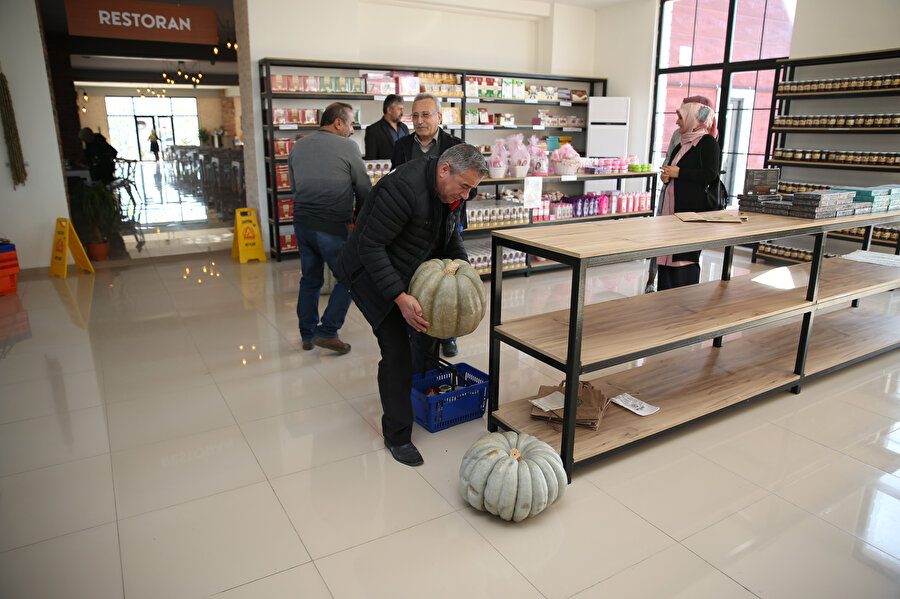 Merkezde birçok yöresel ürün bulunuyor.