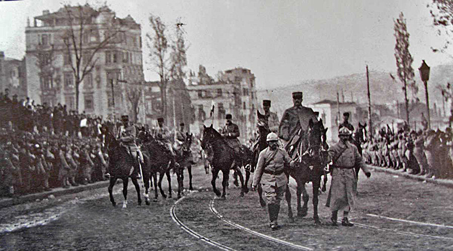 Fransız General d'Esprey, İstanbul işgalinde Şişhane'den Beyoğlu'na atıyla dolaştı. 