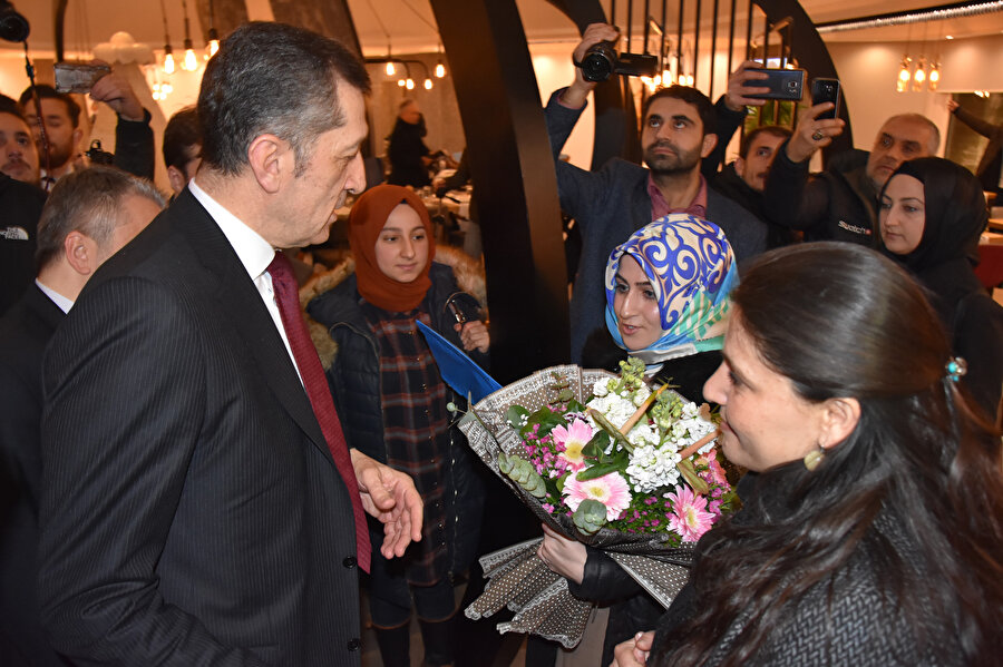 Öğretmen adayları, Milli Eğitim Bakanı Ziya Selçuk'a çiçek verdi.
