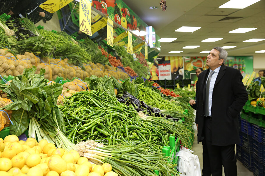 Türkiye genelinde sebze hali ve market denetimleri devam ediyor.