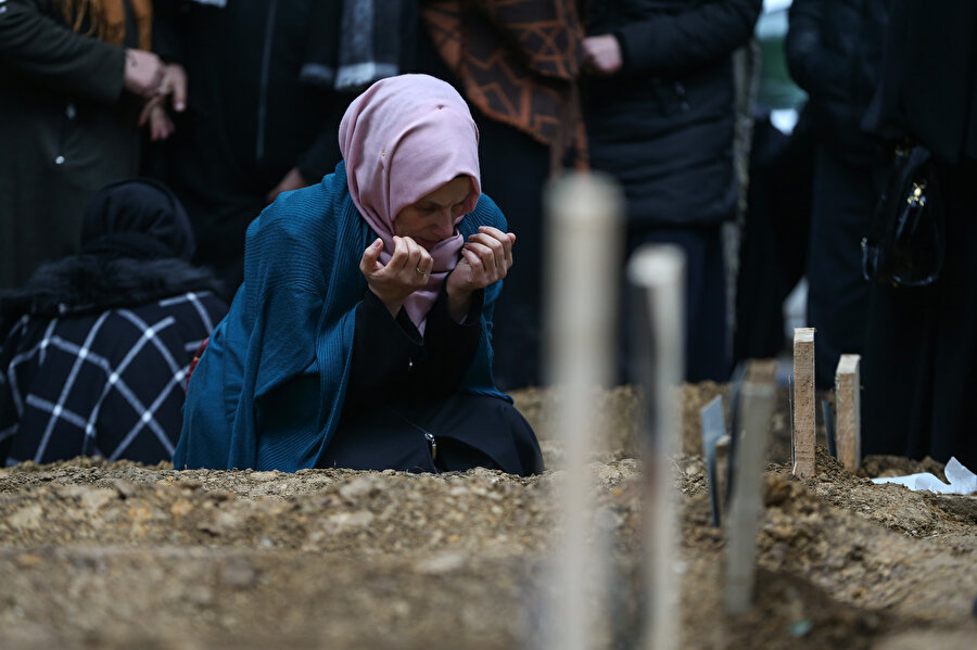 Kartal'daki binanın çökmesi sonucu hayatını kaybeden Alemdar ailesinin 9 ferdinin cenazesi, Pendik Yeni Şeyhli Mezarlığında yan yana defnedildi.