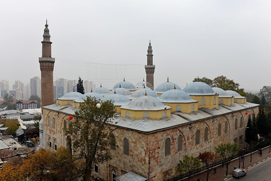 Osmanlı Devleti'nin kuruluşundan tam 100 yıl sonra yapılan cami, yirmi kubbeli geniş iç mekânıyla, Selçuklulardan beri süregelen ulu cami tipinin en gelişmiş örneğidir. 