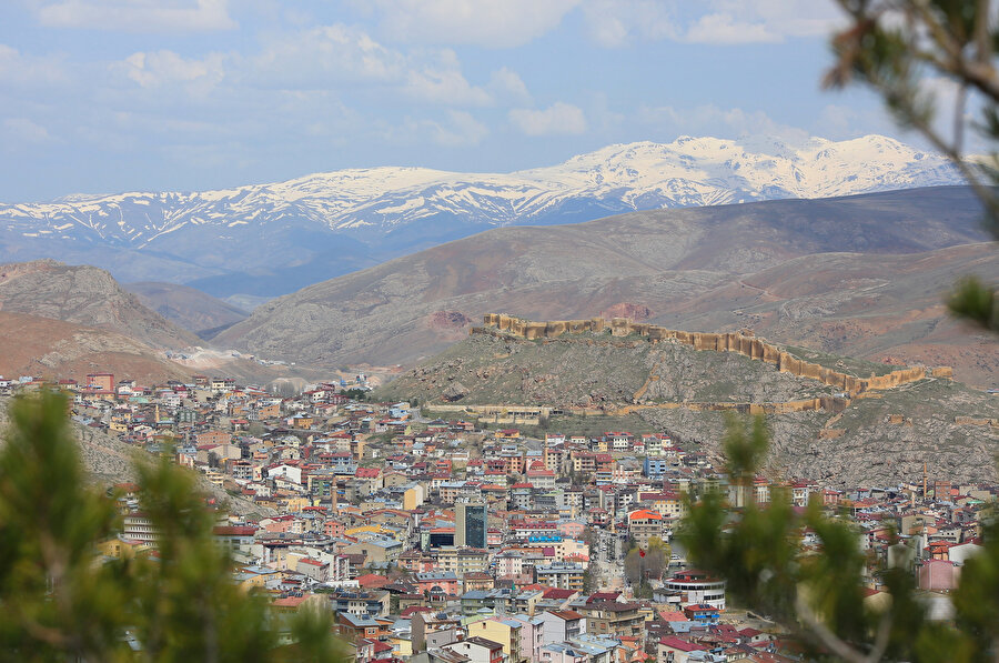 Bayburt Kalesi'nden şehir manzarası.