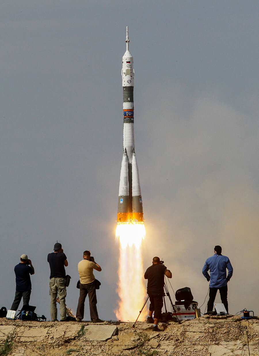 Gazeteciler, Soyuz MS-09 uzay aracını takip ediyor.