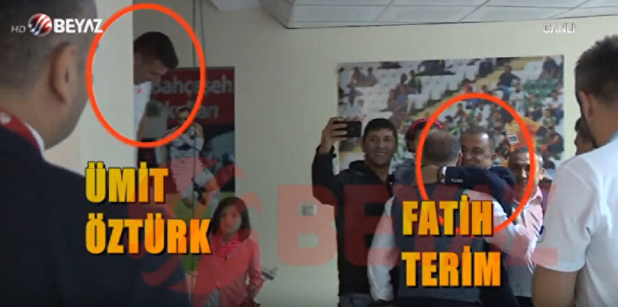 Ümit Öztürk, geçen sezon oynanan Alanyaspor maçının ardından ailesiyle birlikte Fatih Terim'le fotoğraf çektiriyor.