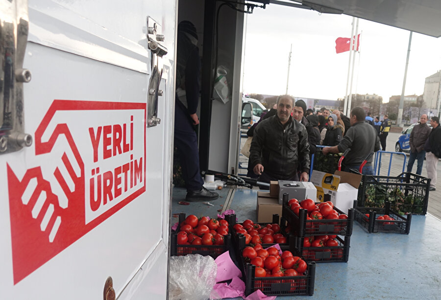 İstanbul Büyükşehir Belediyesince sebze meyve fiyatlarını düşürmek amacıyla Taksim Meydanı'nda tanzim satış noktası kuruldu.