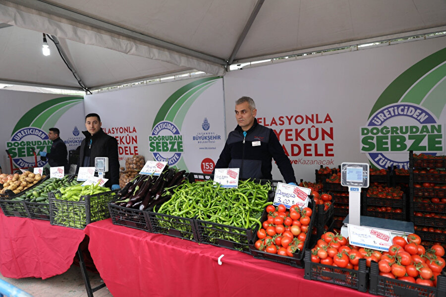 İstanbul Büyükşehir Belediyesi (İBB) tarafından 50 ayrı noktada sebze ve meyve fiyatlarını düşürmek için tanzim satış noktaları açılmaya devam ediyor.