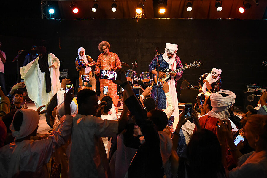 Grammy ödülü alan müzik grubu Tinariwen 1979 yılında Mali'de kuruldu. 