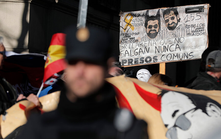 Ayrılıkçı Katalan gruplar ve bazı milliyetçi İspanyollar da mahkeme binası dışında gösteri yaptı.