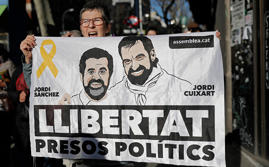 Eski Katalonya Meclis Divanı Üyesi Jordi Sanchez ve sivil toplum örgütünün eski başkanı Jordi Cuixart'ın yan yana durduğu afiş.